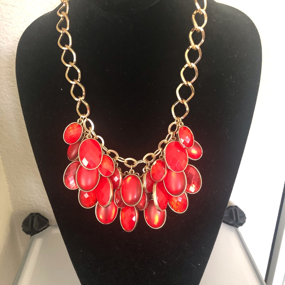 Exquisite necklace in red glass like drops